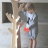 Вешалка для детской одежды в форме дерева из фанеры